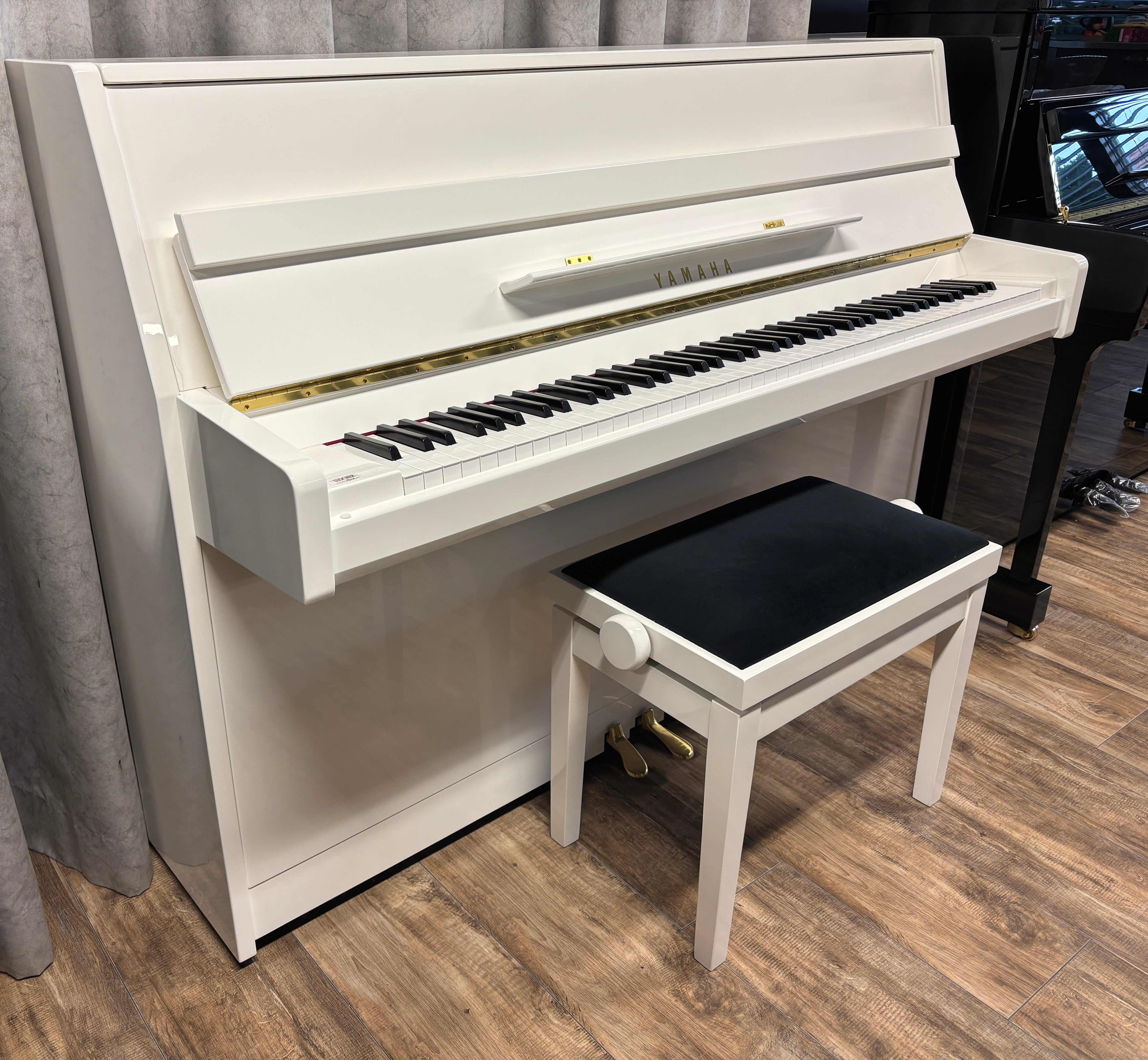 YAMAHA B1 PWH weiss poliert Akustik-Piano Occasion