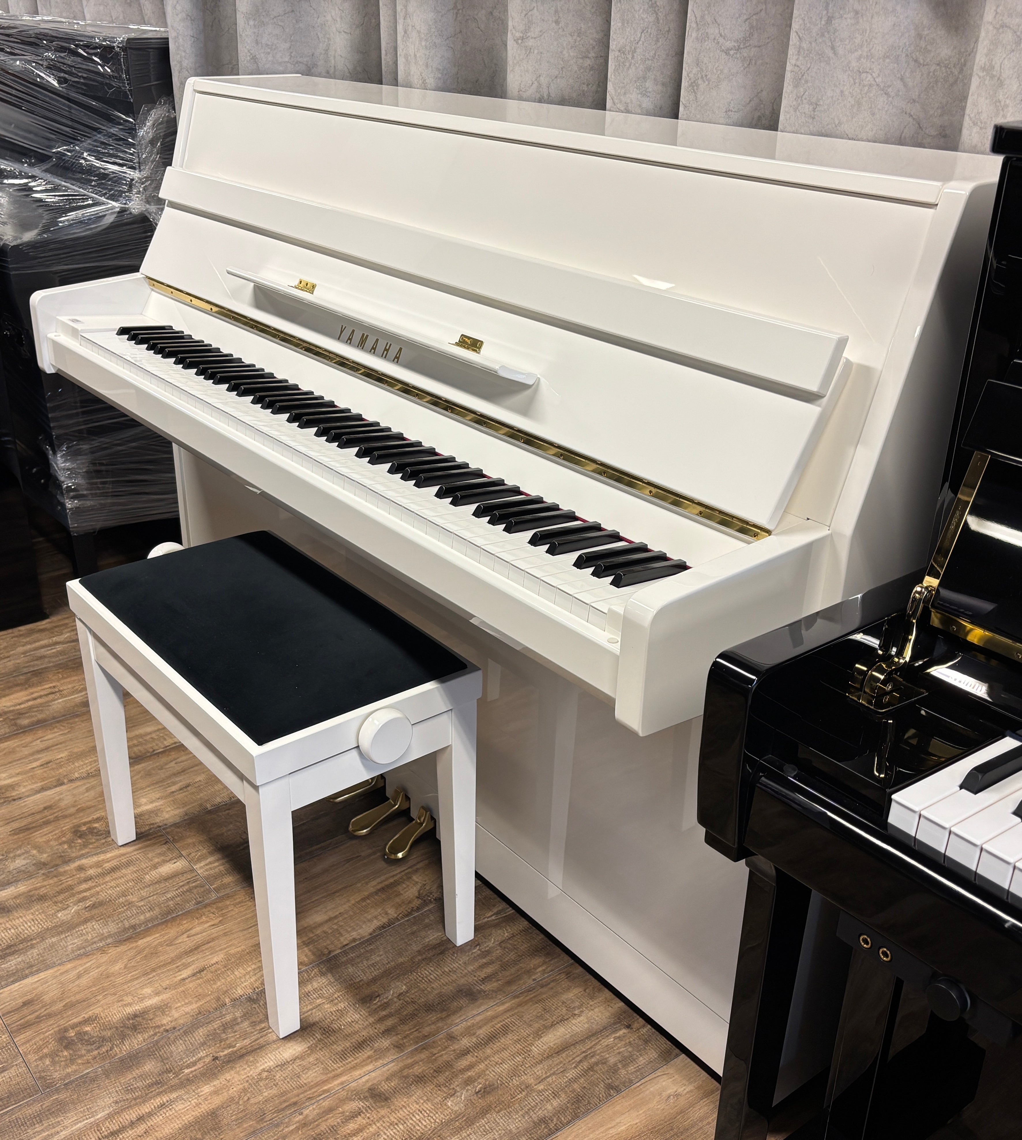 YAMAHA B1 PWH weiss poliert Akustik-Piano Occasion