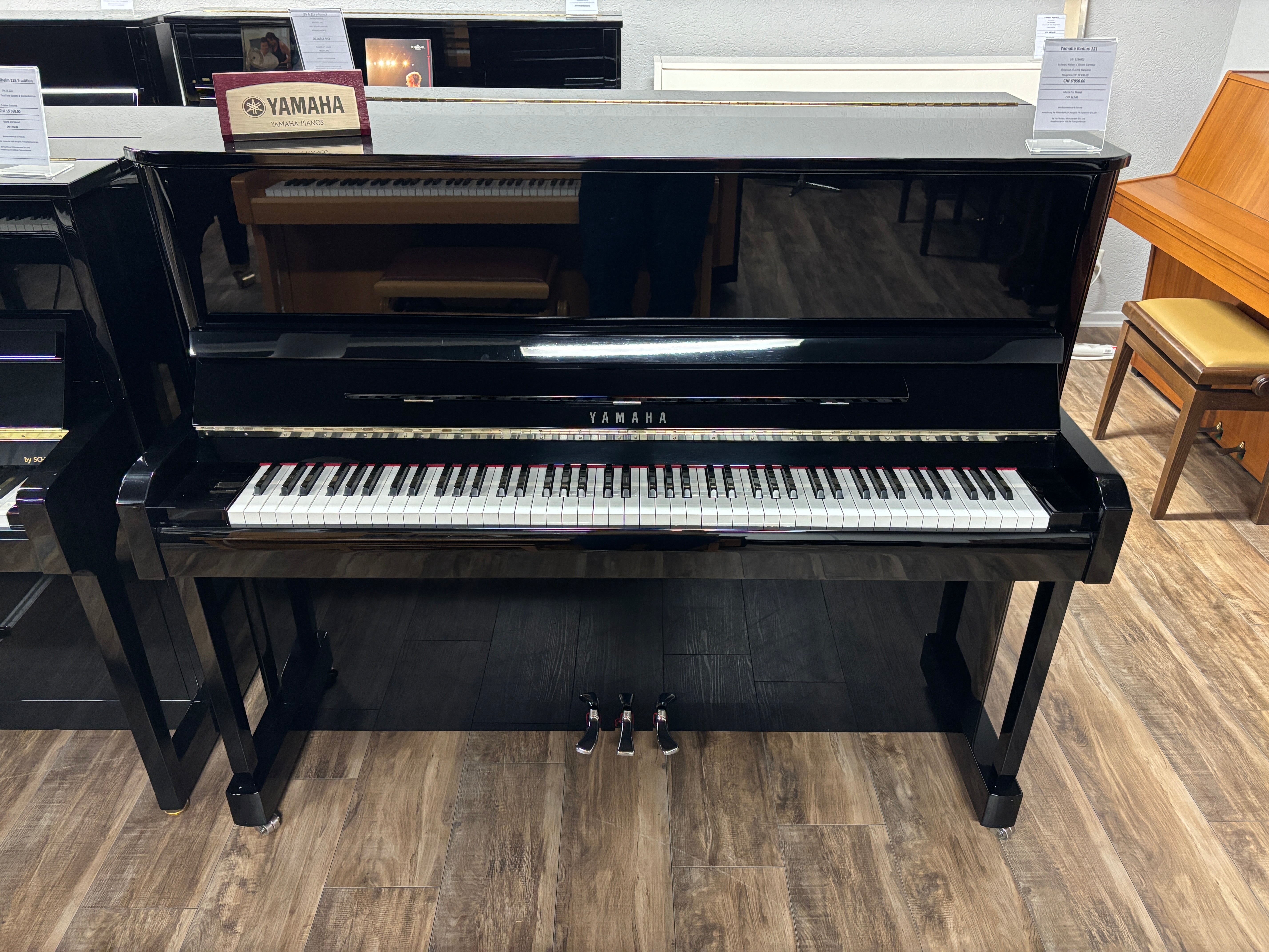 YAMAHA Radius 121 schwarz poliert Chrom Akustik-Piano Occasion