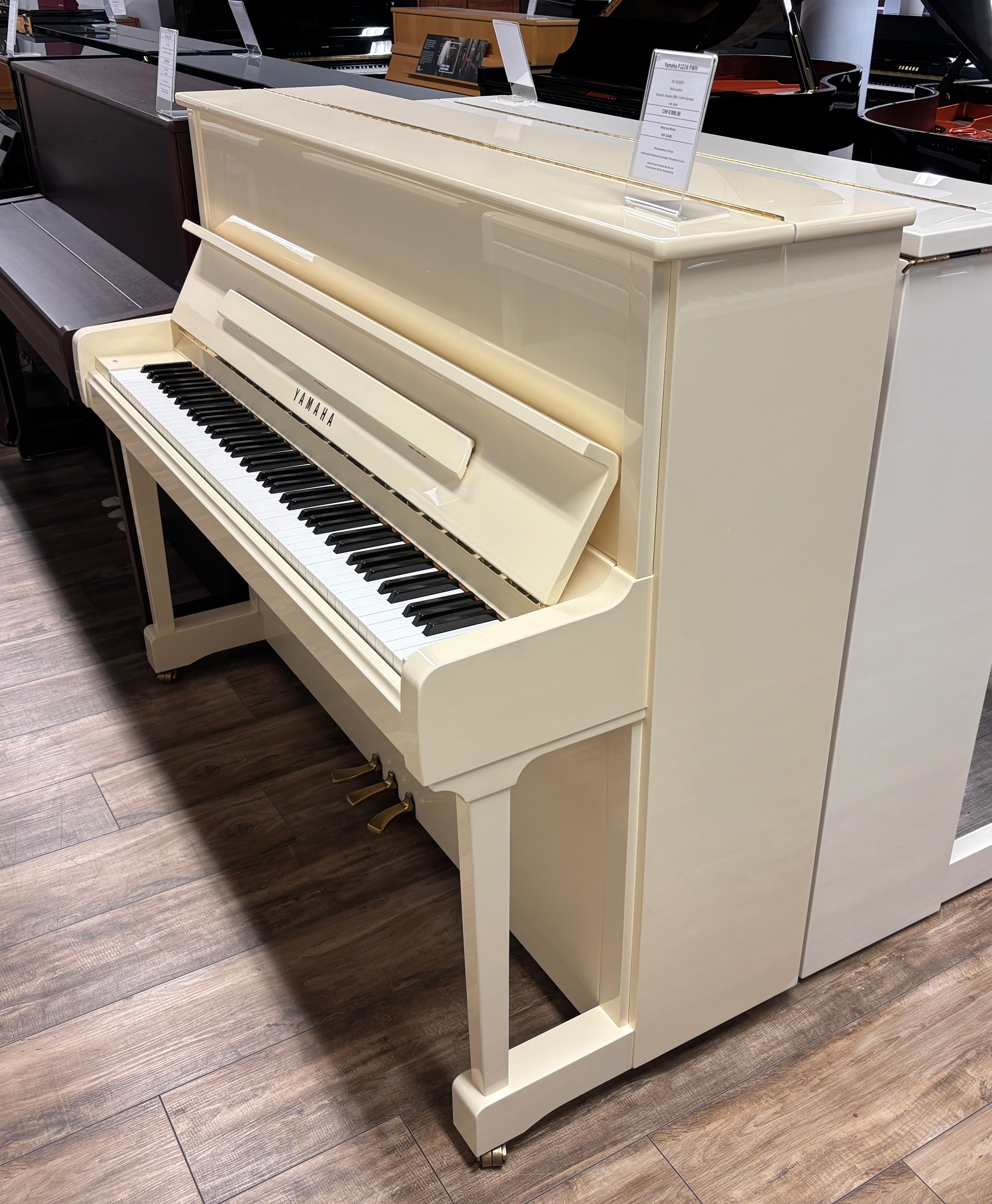 YAMAHA P121N PWH weiss poliert Akustik-Piano Occasion