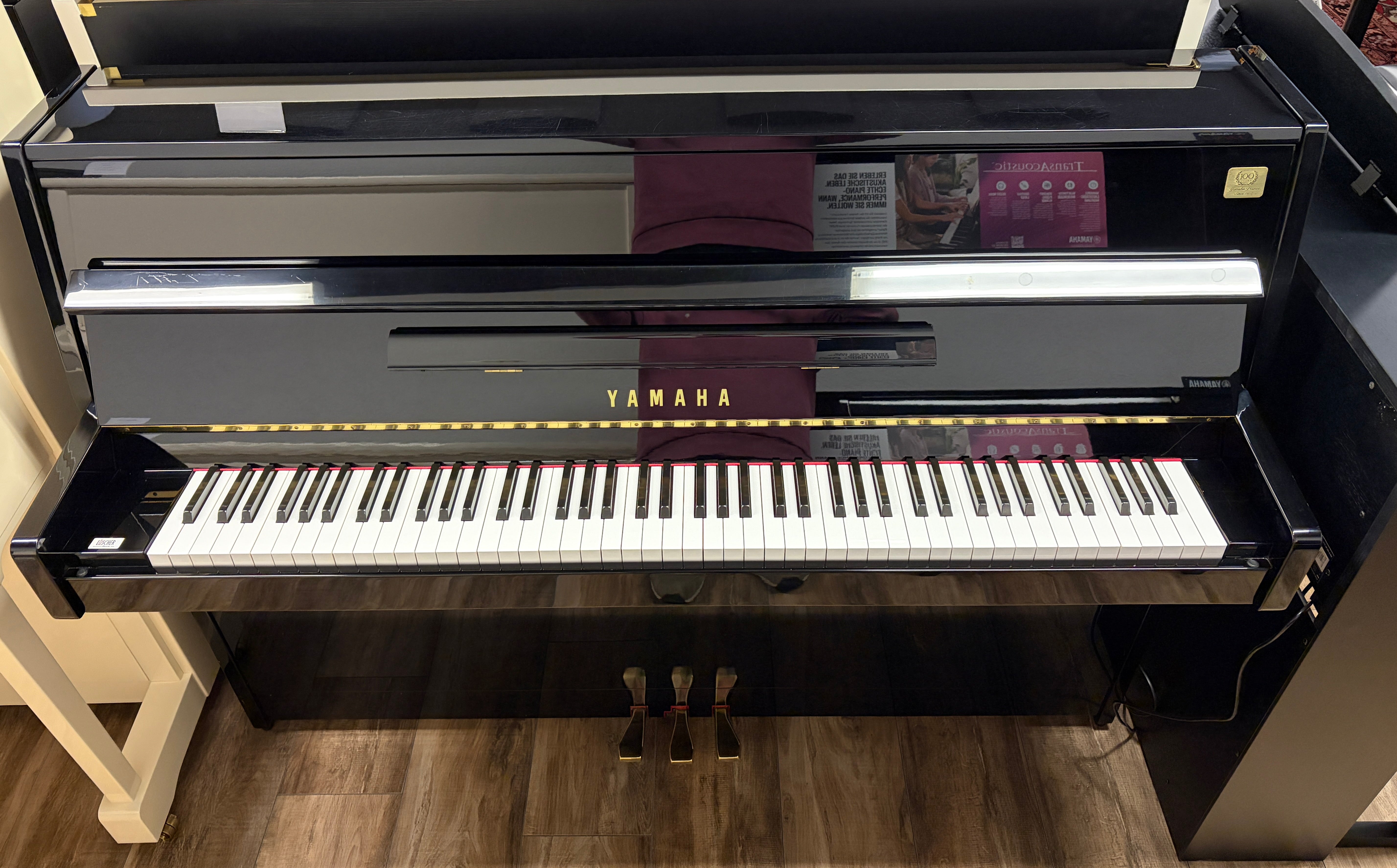YAMAHA M-108 PE schwarz poliert Akustik-Piano Occasion