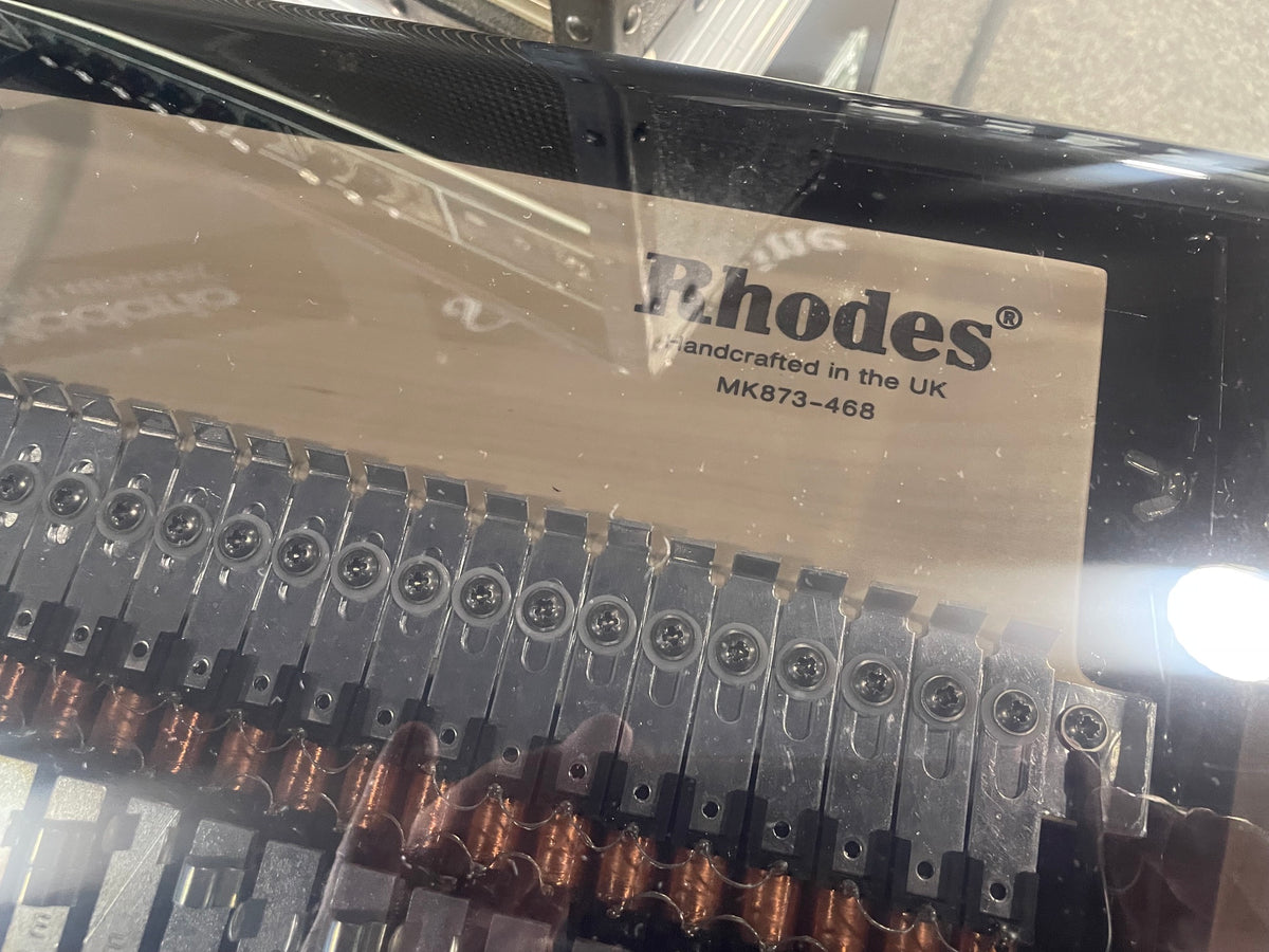 RHODES MK8 SMOKED LID MIT FX PANEL SILVER MIDI CHASSIS AUS WALNUSSHOLZ SCHWARZE FRONTPLATTE