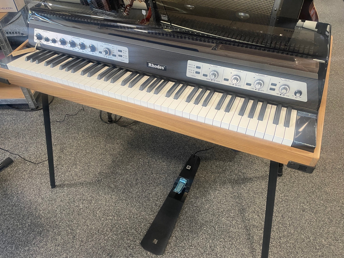 RHODES MK8 SMOKED LID MIT FX PANEL SILVER MIDI CHASSIS AUS WALNUSSHOLZ SCHWARZE FRONTPLATTE