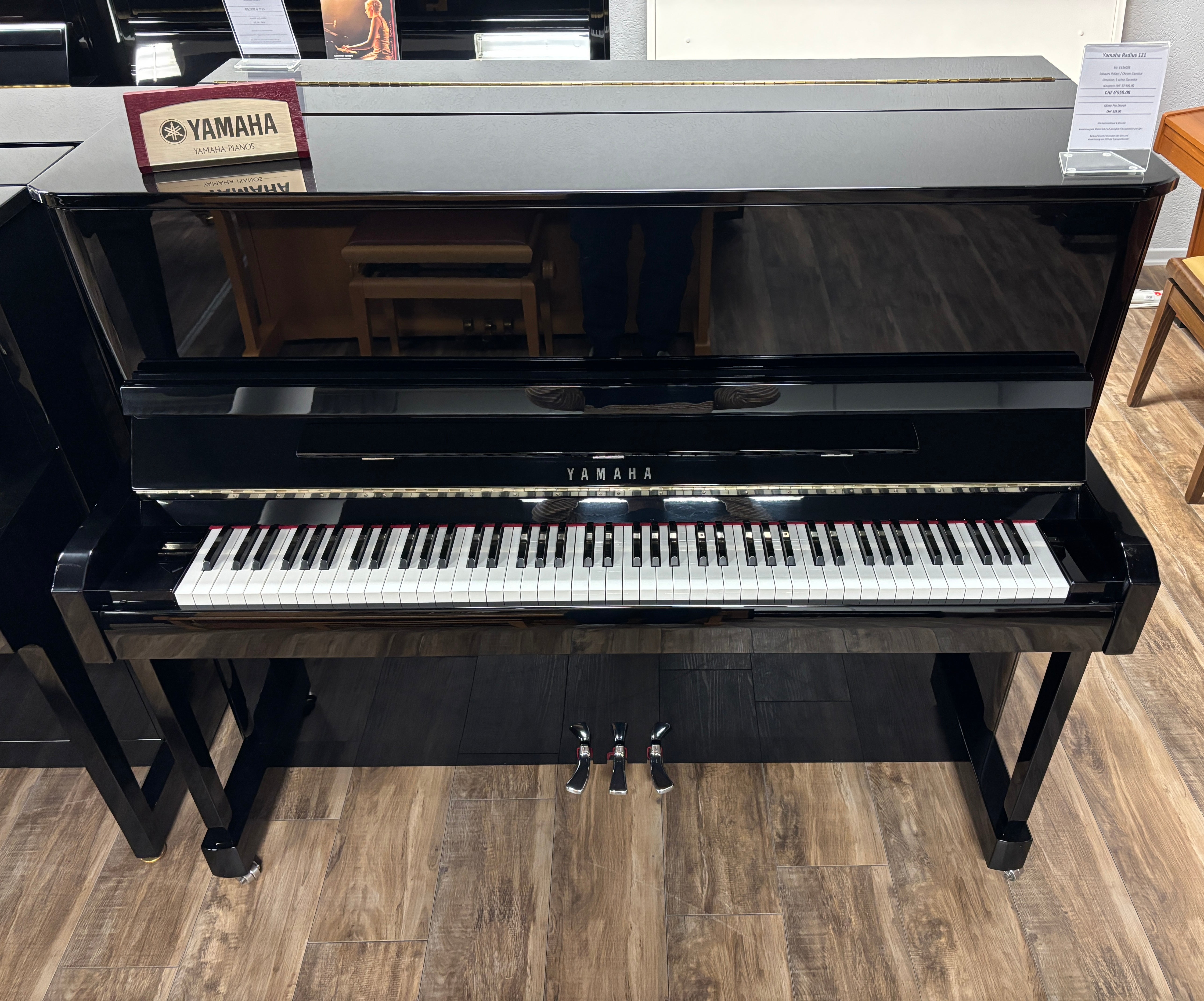 YAMAHA Radius 121 schwarz poliert Chrom Akustik-Piano Occasion