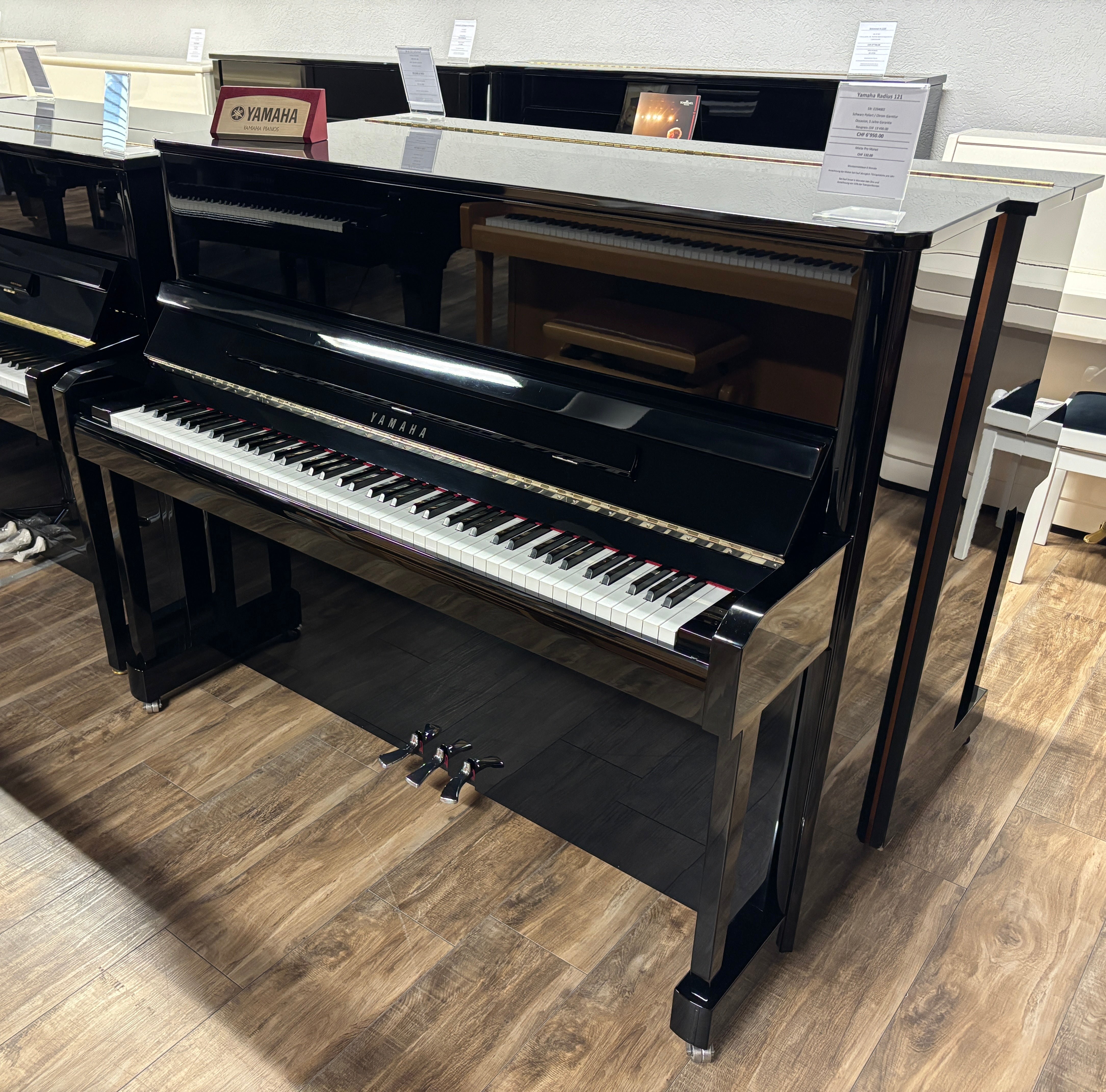 YAMAHA Radius 121 schwarz poliert Chrom Akustik-Piano Occasion