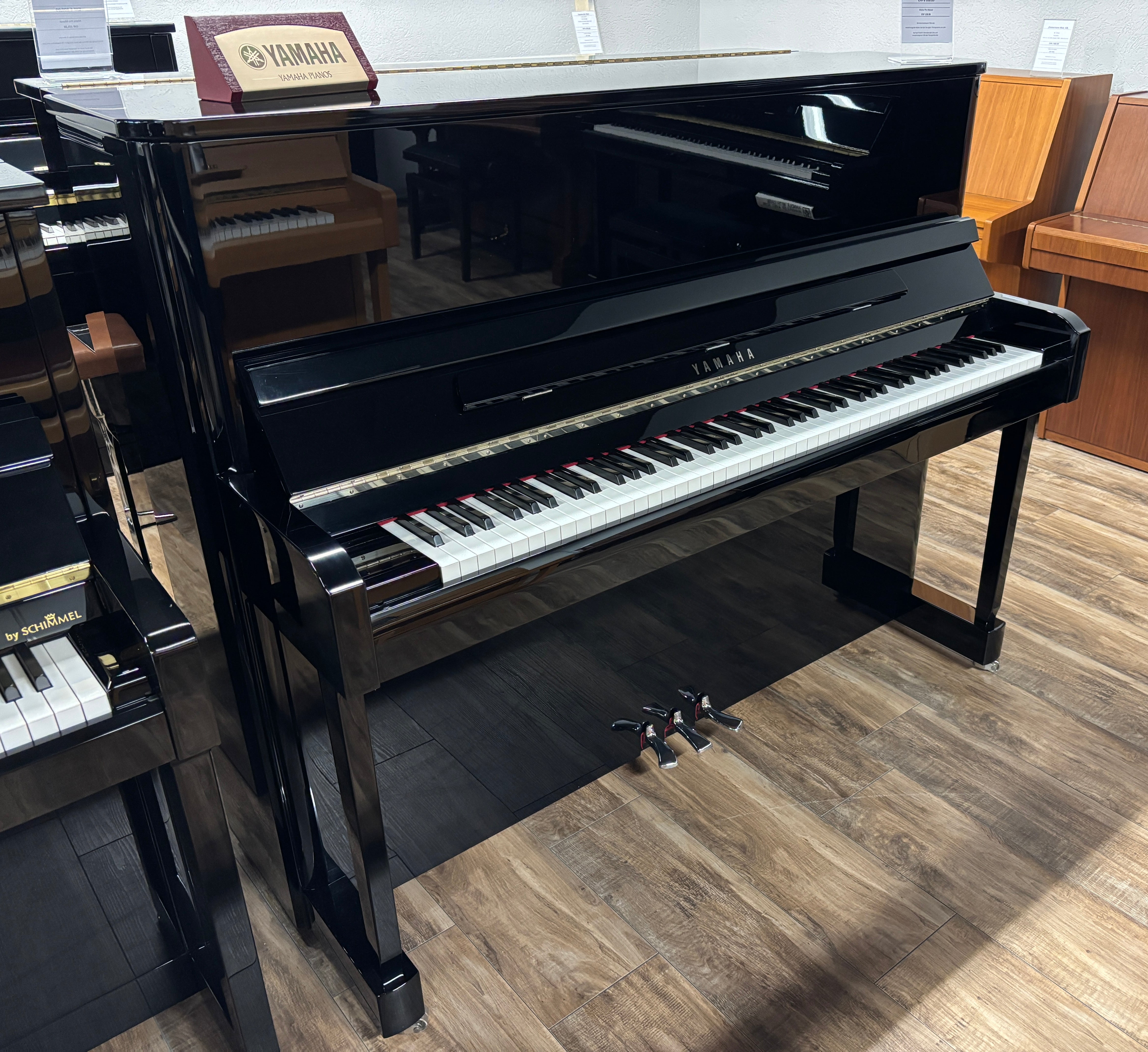 YAMAHA Radius 121 schwarz poliert Chrom Akustik-Piano Occasion