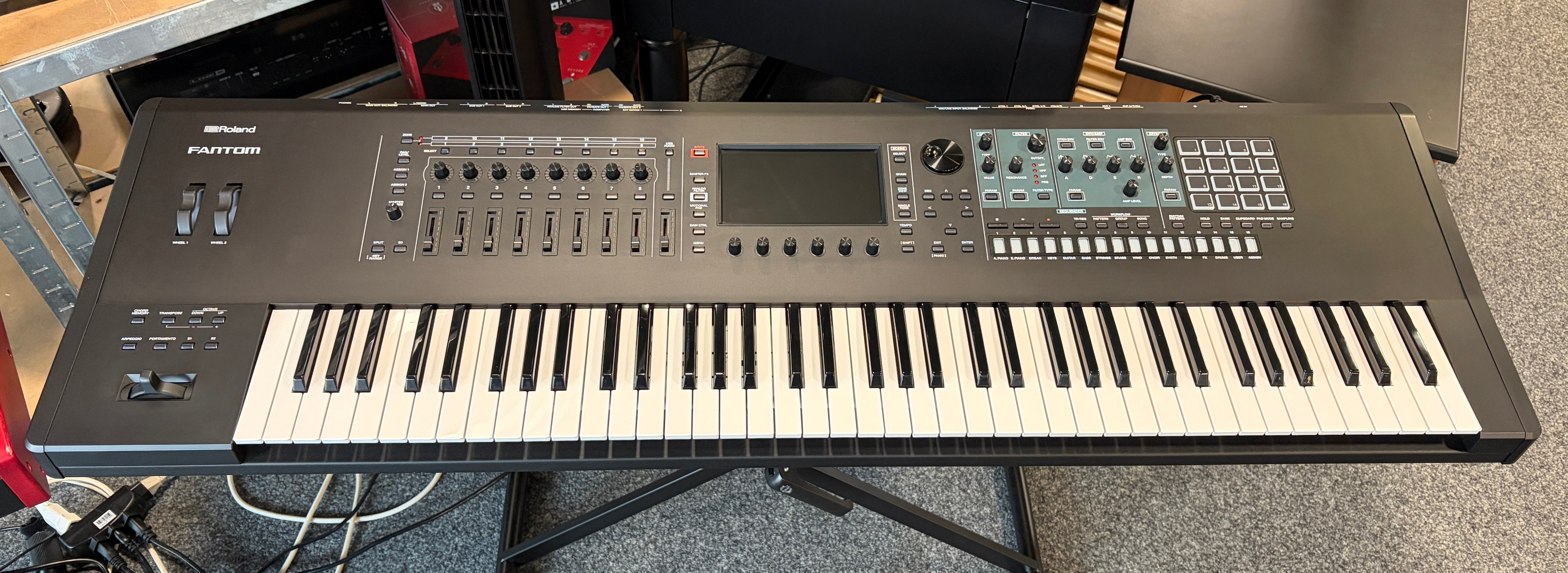 ROLAND FANTOM-7 mit EX-Erweiterung Synthesizer Workstation Occasion